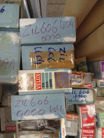 Lot verduisteringsgordijnen en horgordijnen Velux beschikbaar voor biedingen