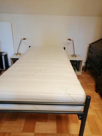 Eenpersoonsbed met matras en lattenbodem beschikbaar voor biedingen