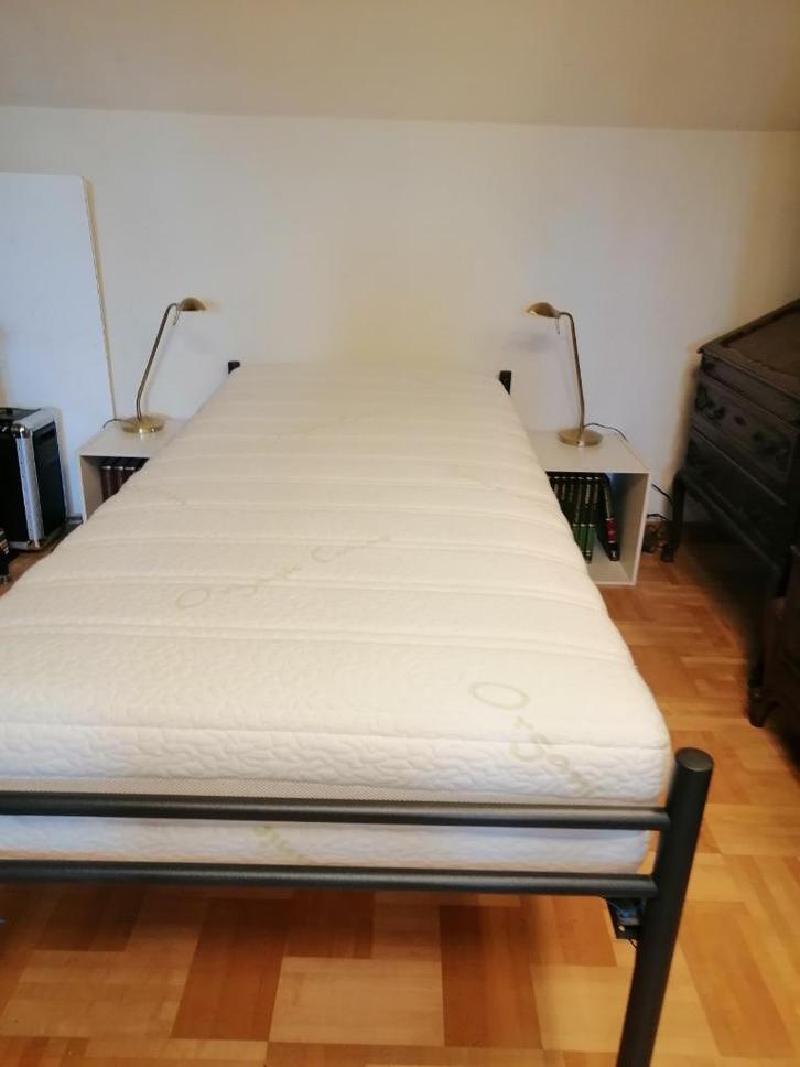Eenpersoonsbed met matras en lattenbodem, Huis en Inrichting, Slaapkamer | Matrassen en Bedbodems, Gebruikt, Matras, 90 cm, 200 cm