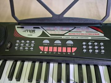 . Dit veelzijdige elektronische keyboard met 49 toetsen beschikbaar voor biedingen