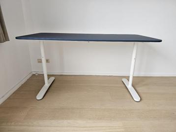 Bureau Ikea Bekant linoleum blauw 160x80, gratis bureaustoel beschikbaar voor biedingen