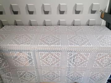 €1 voor een tafelkleed in kantmotief. 1 m x 1,50 m beschikbaar voor biedingen