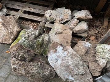 Lot grote en middelgrote sierstenen beschikbaar voor biedingen