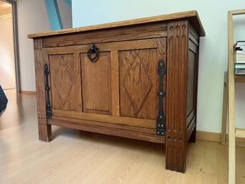 Eiken houten opbergkast met klepdeur beschikbaar voor biedingen