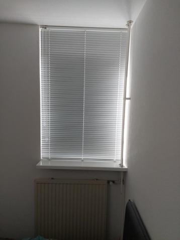 Jaloezieën, verschillende horizontale en 1 verticale lamel. beschikbaar voor biedingen