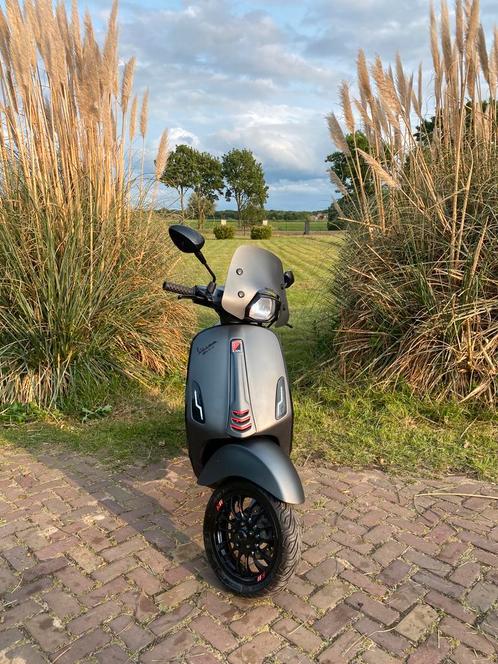 Daytona grijze Vespa sprint 80cc - Akrapovic - NL Kenteken, Fietsen en Brommers, Snorfietsen en Snorscooters, Zo goed als nieuw