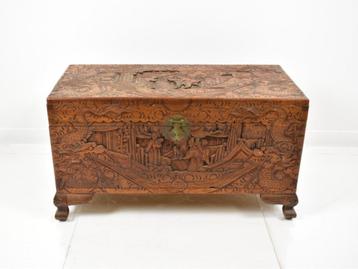 Handgesneden Chinese cederhouten kist met messing slot beschikbaar voor biedingen