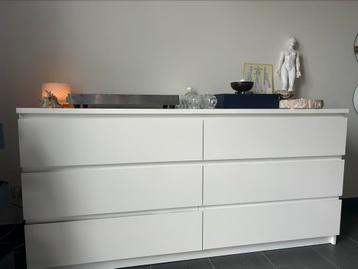 Witte ladekasten beschikbaar voor biedingen