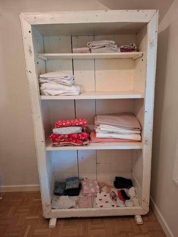Oude witte kast beschikbaar voor biedingen