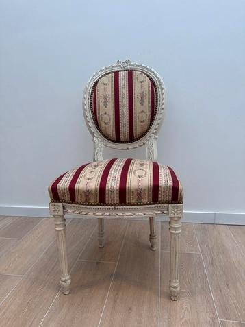 Mooie elegante stoel beschikbaar voor biedingen