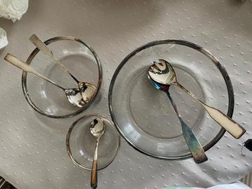 3 glazen schalen kommen met zilveren rand beschikbaar voor biedingen