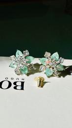 Shiny cubic zirconia light green silver stud earrings, Vêtements | Femmes, Vêtements de mariage & Accessoires de mariage, Comme neuf