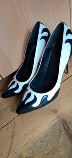 Wit-zwarte pumps uit leer met een hak van 7 á 8 cm, Pumps, Wit, Ophalen of Verzenden, Zo goed als nieuw