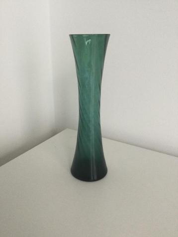 Soliflore in groen glas met „reliëf” beschikbaar voor biedingen