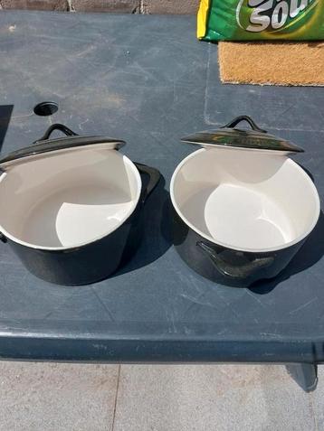 Cosy en trendy, stenen potten, keramiek, oven en microgolf beschikbaar voor biedingen