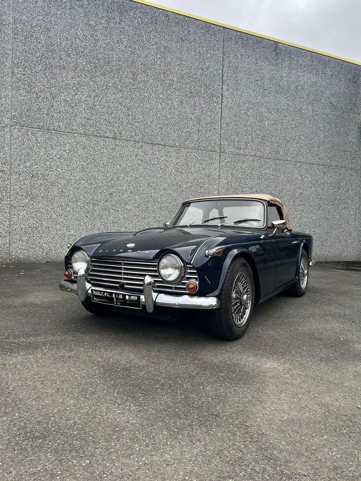 Triumph TR4 – 1962 – Cabriolet – Bleu foncé, Auto's, Triumph, Particulier, TR4, Benzine, Cabriolet, Handgeschakeld, Blauw, Beige