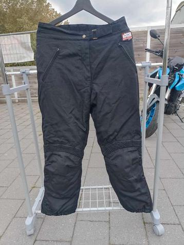Motor broek beschikbaar voor biedingen