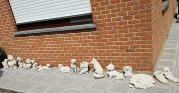 Lot van 14 lichtgrijs gepatineerde tuinbeelden.  beschikbaar voor biedingen