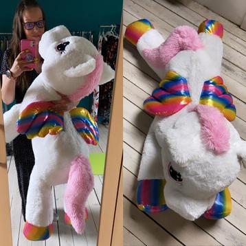 Zèèr grote eenhoorn beschikbaar voor biedingen