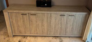 Volledige eetkamerset beschikbaar voor biedingen