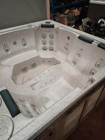 Grand jacuzzi livré gratuitement et garantie d'un an  disponible aux enchères