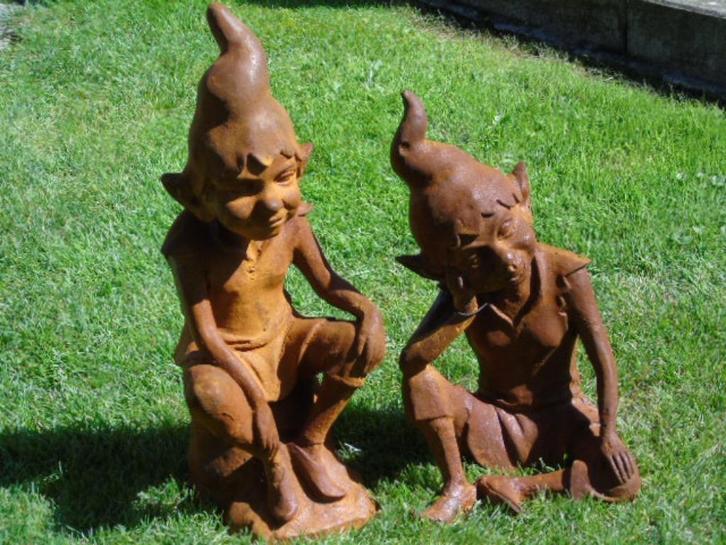 2 trollen of imp zitten in roestig gietijzer XXL..., Tuin en Terras, Tuinbeelden, Nieuw, Tuinkabouter, Metaal, Ophalen