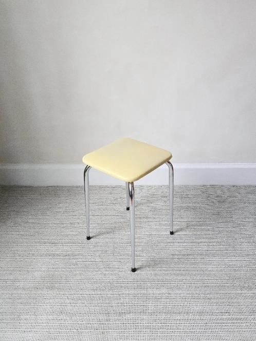 Retro krukje van verchroomd metaal - gele vierkante zitting, Verzamelen, Retro, Ophalen of Verzenden