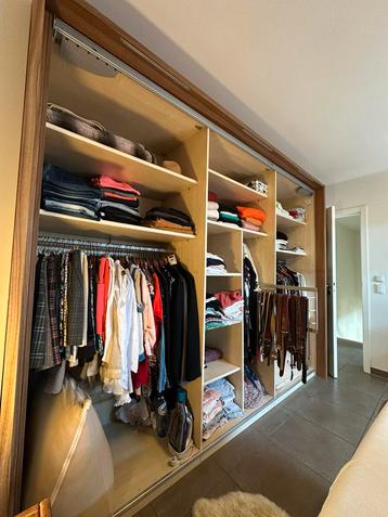 Prachtige Dressing kleerkast met commode en spiegel beschikbaar voor biedingen