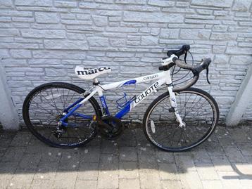 Koersfiets beschikbaar voor biedingen