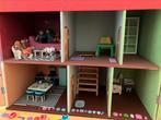 Groot houten poppenhuis met inboedel en poppetjes, Kinderen en Baby's, Speelgoed | Poppenhuizen, Ophalen, Poppenhuis