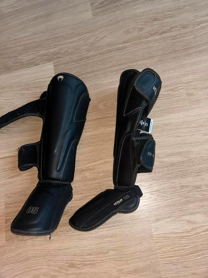 Protège-tibias Venum Elite M – excellent état, Sport en Fitness, Boksen, Zo goed als nieuw, Ophalen