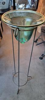 Verre soufflé à la main sur support, Enlèvement