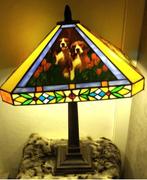 Prachtige nieuwe, zeer uniek Tiffany lamp met honden erop, Huis en Inrichting, Lampen | Tafellampen, Ophalen of Verzenden
