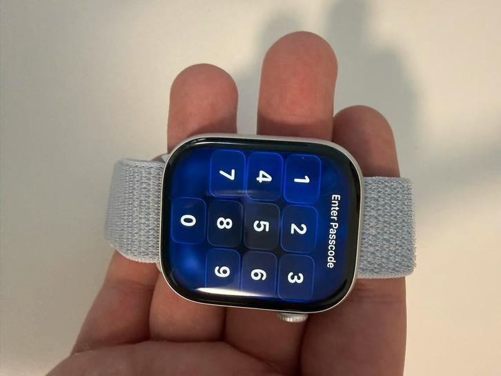 Apple Watch Series 10 46mm Argent + bracelet gris, Telecommunicatie, Mobiele telefoons | Telefoon-opladers, Zo goed als nieuw