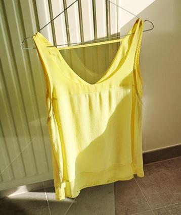 Gele blouse beschikbaar voor biedingen