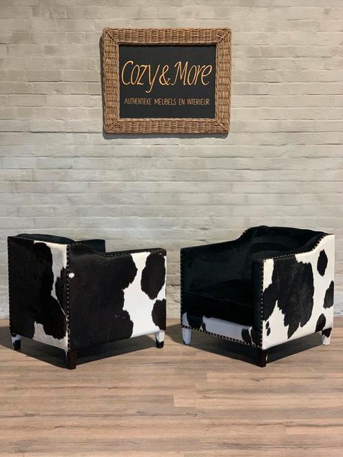 2 fauteuils in koeienleder en fluweelstof / prijs per stoel, Maison & Meubles, Fauteuils, Comme neuf, Cuir, Tissus, 75 à 100 cm