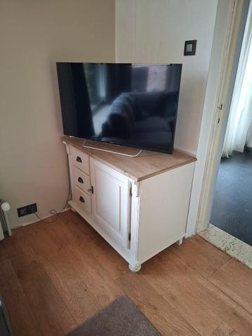 TV kast beschikbaar voor biedingen