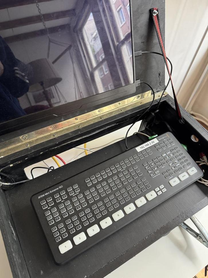 Atem Extreme ISO met switcher, router, scherm & wifi router, Audio, Tv en Foto, Professionele apparaten, Zo goed als nieuw, Video