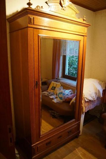 Kleerkast met grote spiegel beschikbaar voor biedingen