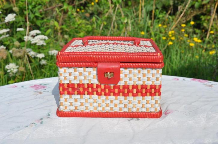 boite a couture vintage tressage rotin et synthetique, Antiquités & Art, Antiquités | Accessoires de maison, Enlèvement ou Envoi