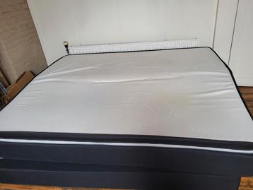 Boxspring bed met matrassen en topper 200x160 in goede staat