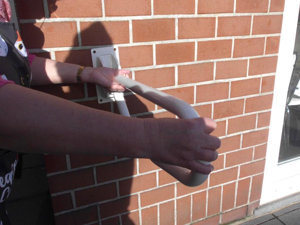 witte verstelbare handgreep voor toilet / badkamer, Huis en Inrichting, Woonaccessoires | Overige, Gebruikt, Verzenden