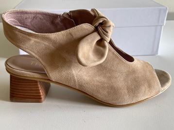 Nieuwe, (40) ongedragen geklede sandalen in beige daim