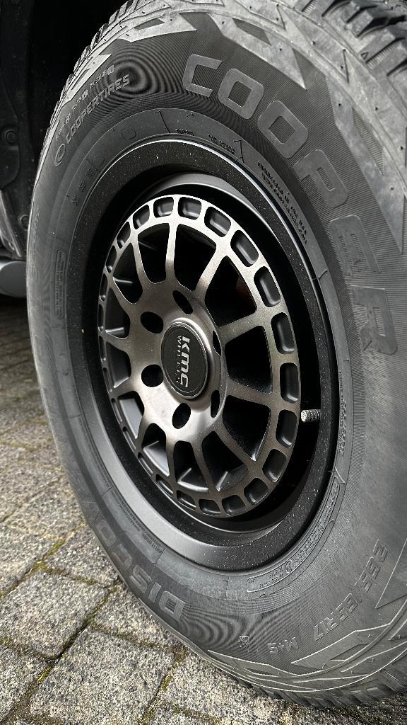 Velgen 17inch KMC Canyon black/grey Toyota Hilux, Auto-onderdelen, Banden en Velgen, Velg(en), All Season, 17 inch, 265 mm, Terreinwagen