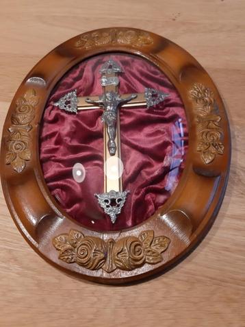 Kruisbeeld achter glas beschikbaar voor biedingen