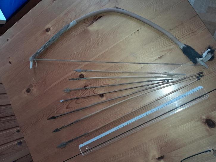 Afrikaanse boog (pygmee) en 7 pijlen (metalen punten) -Congo, Antiek en Kunst, Kunst | Niet-Westerse kunst, Ophalen