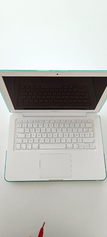 apple macbook 13 inch + cover beschikbaar voor biedingen