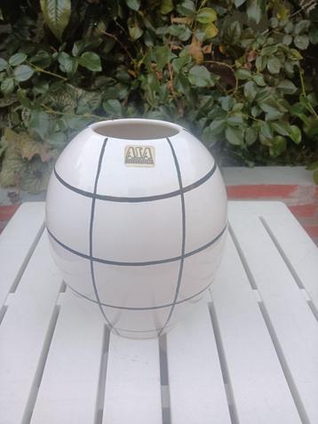 ASA selection vaas wit /zwart beschikbaar voor biedingen