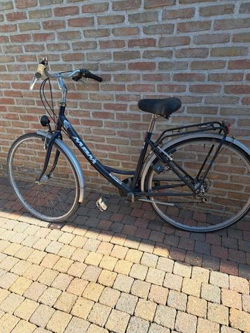 Damesfiets met werk aan beschikbaar voor biedingen