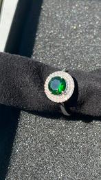 Halo ring green stone beauty, Bijoux, Sacs & Beauté, Bagues, Neuf, Enlèvement ou Envoi, Plus petit que 17, Avec cristal